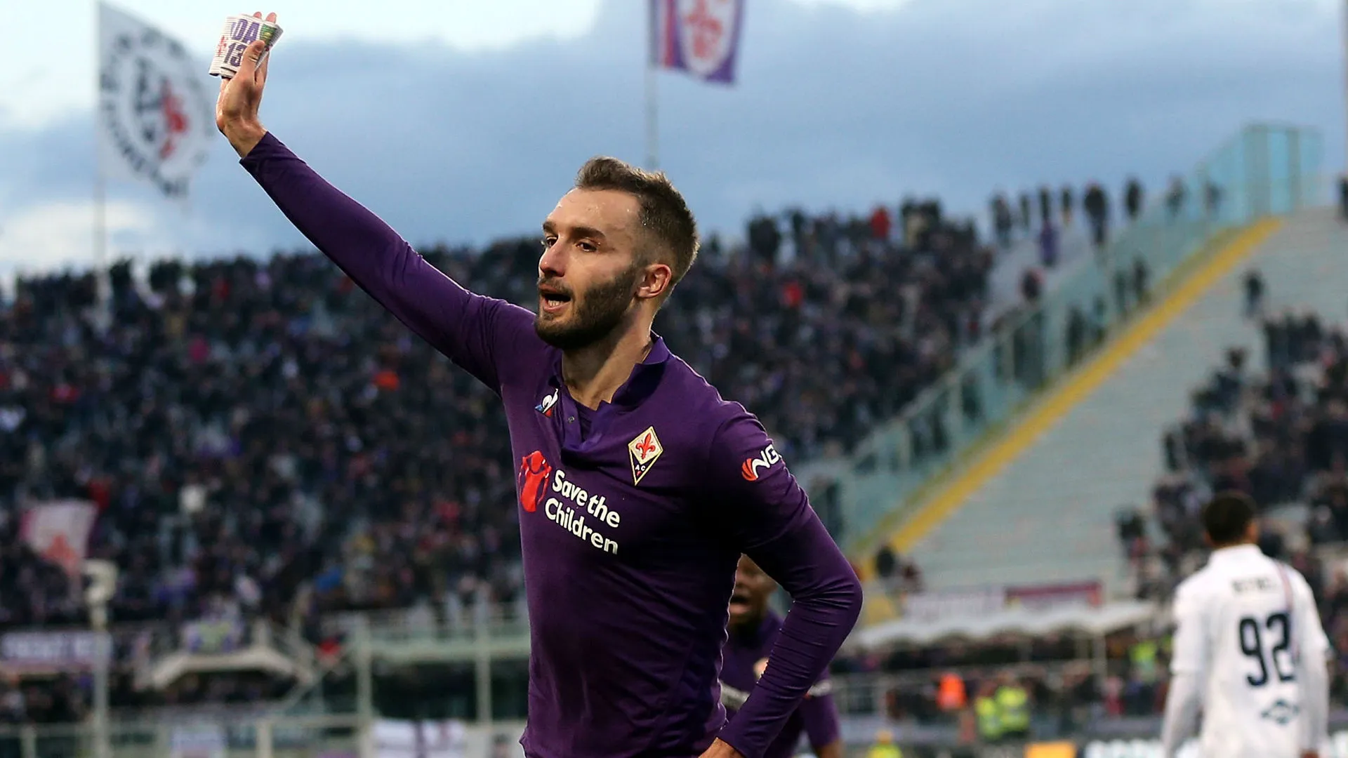 Pezzella, uno spiraglio di luce nel grigiore viola