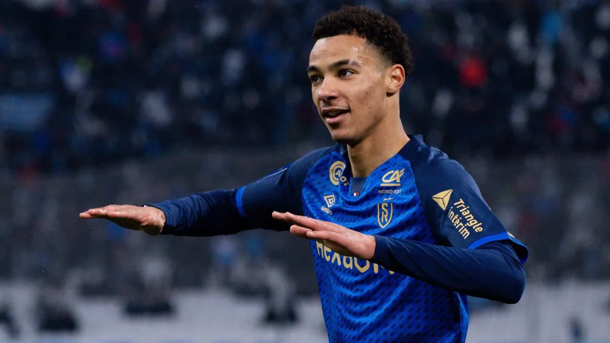 Milan, riscatto e poi cessione: duello con la Juventus per Ekitike