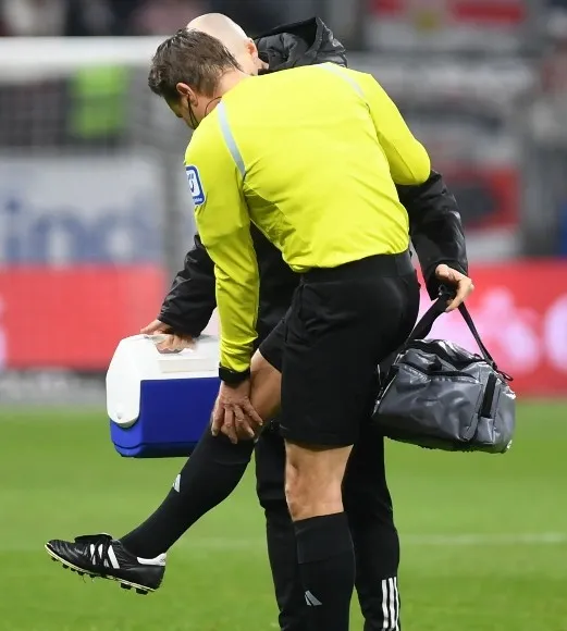 Brych: l'arbitro si rompe il crociato