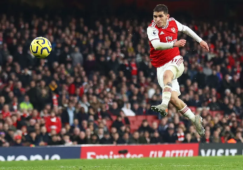 Dall'Inghilterra sicuri: c'è l'offerta viola per Torreira