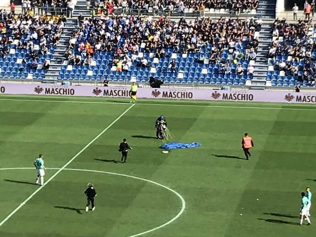 Sassuolo-Inter; Paracadutista invade il campo durante la partita. FOTO