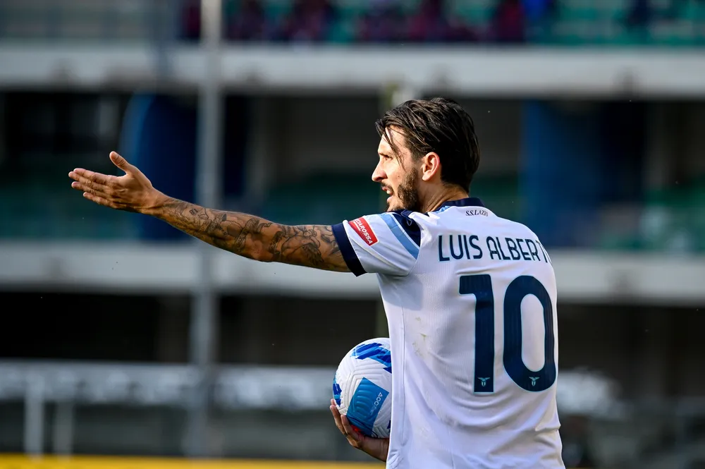 Luis Alberto accende il derby: "I romanisti parlavano tanto, poi impazzivano"