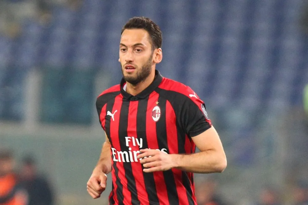 Milan: Calhanoglu vuole restare, ma c'è distanza tra le parti