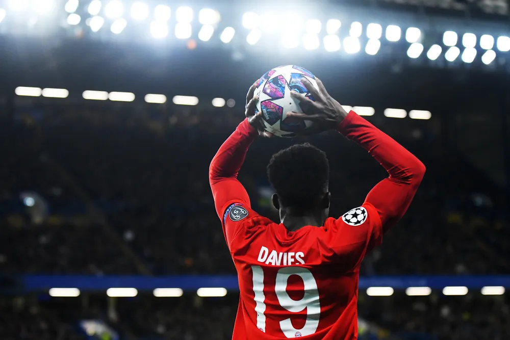 Bayern, Davies reagisce in diretta al trasferimento di Dier
