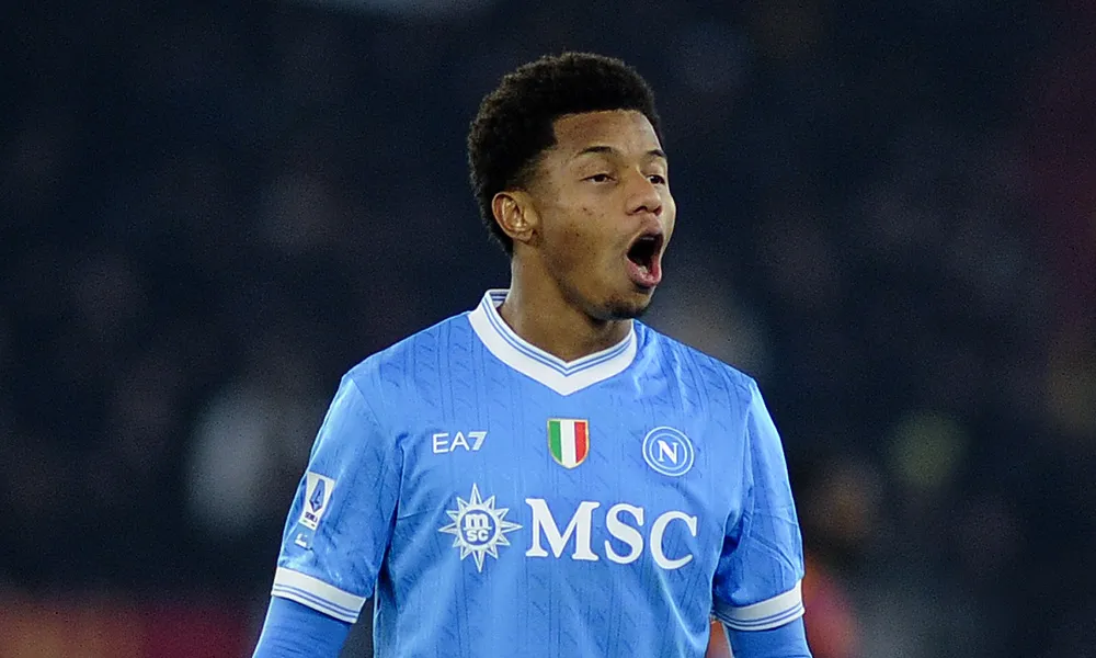 Napoli, Neres lascia l'Olimpico in stampelle: la situazione