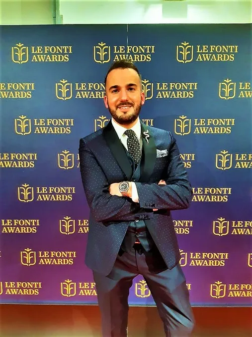 DANIELE BARTOCCI VINCE IL PREMIO GIORNALISTA DELL'ANNO E COMUNICAZIONE AI LE FONTI AWARDS 2022