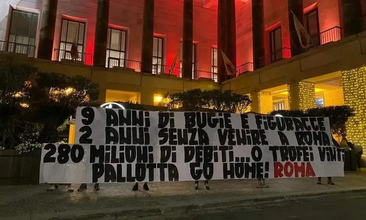 Roma, altro striscione contro Pallotta: "Nove anni di bugie e figuracce"