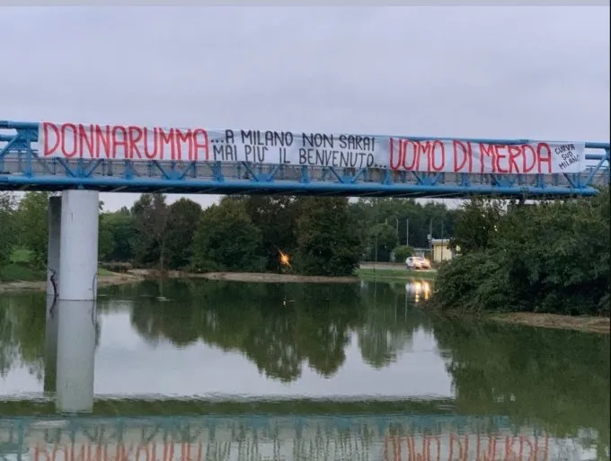 "Donnarumma uomo di m...a", striscione esposto a Milano