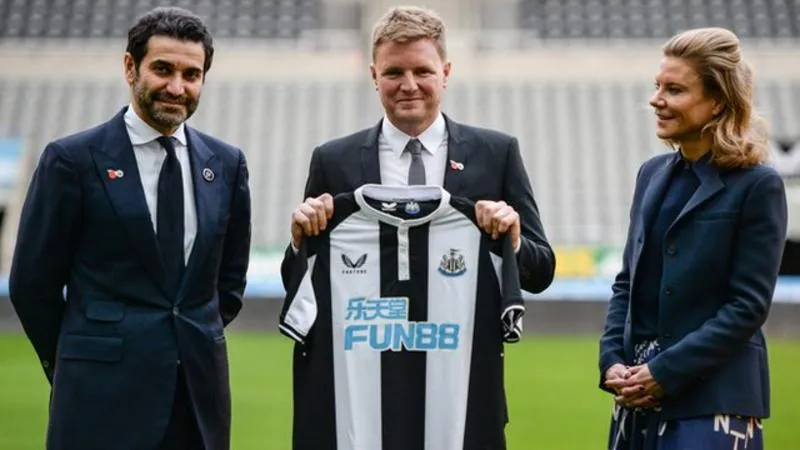 Newcastle, brutto infortunio per un difensore