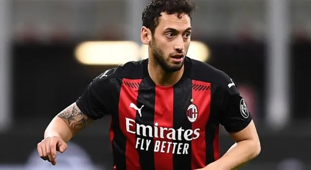 Calciomercato Milan, importante offerta per Calhanoglu: la situazione