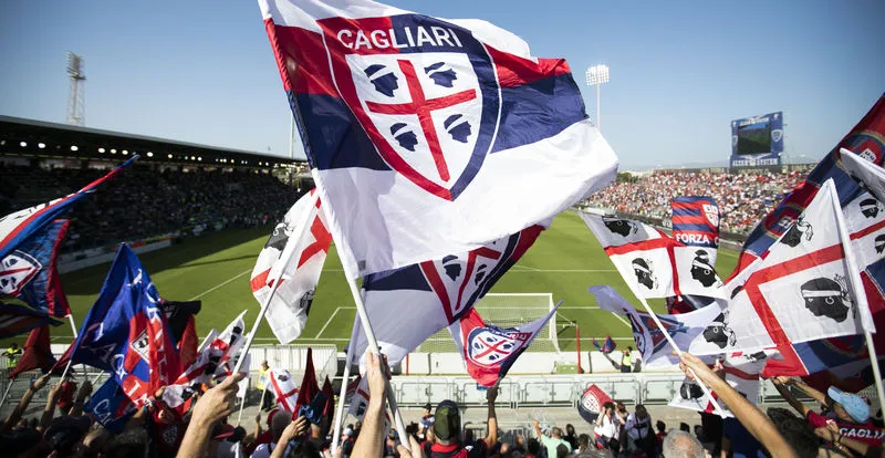 Il Cagliari ha individuato l'attaccante: è lotta a due