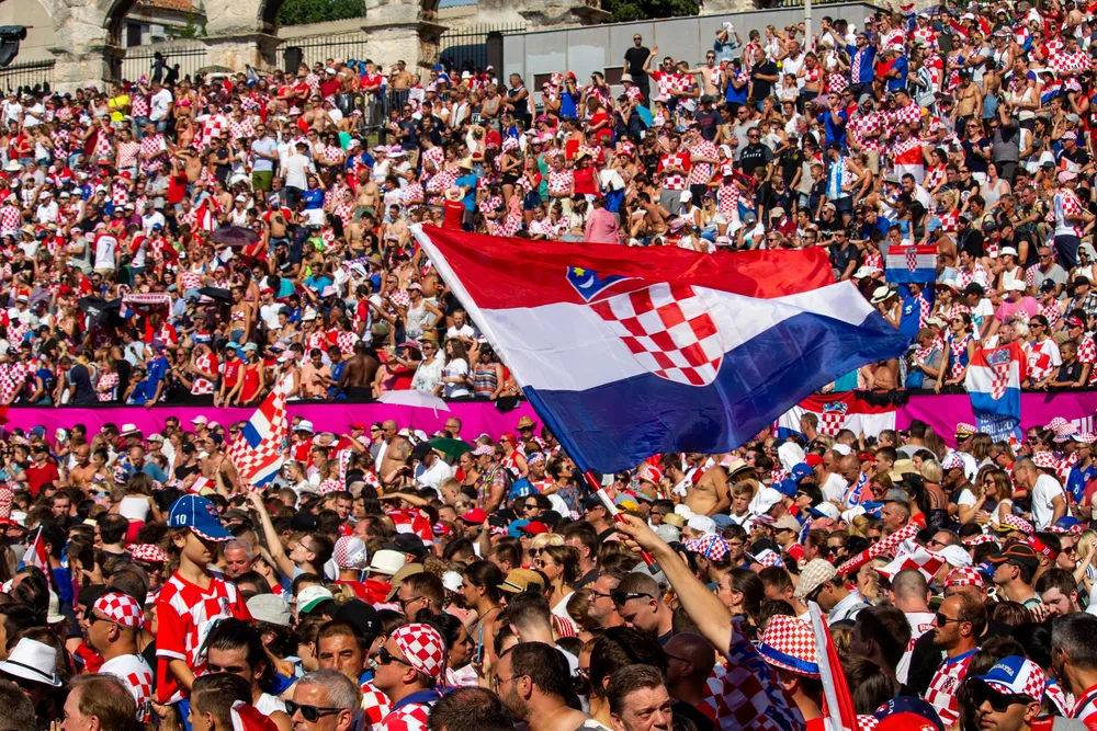 I tifosi croati si preparano alla sfida con l'Italia cantando “Kad navija Dalmacija” dei Newera