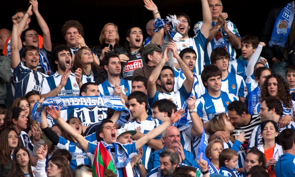 Real Sociedad, dopo il derby perso per 1 a 0 contro l'Alaves, dura contestazione dei tifosi alla squadra biancoblu, altrettanto dura la risposta del capitano Oyarzabal nei confronti dei propri sostenitori