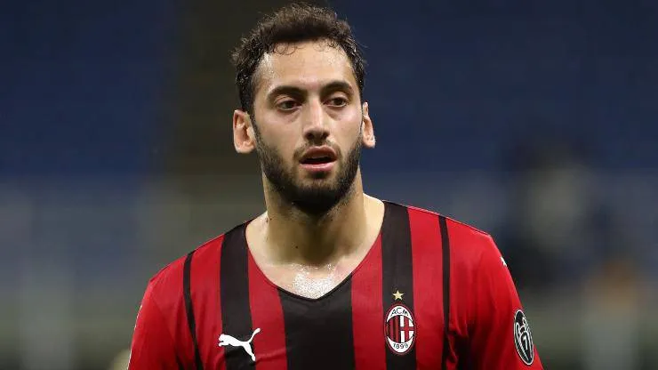 Milan, Stipic prepara il tradimento: contatti con l’Inter per Calhanoglu