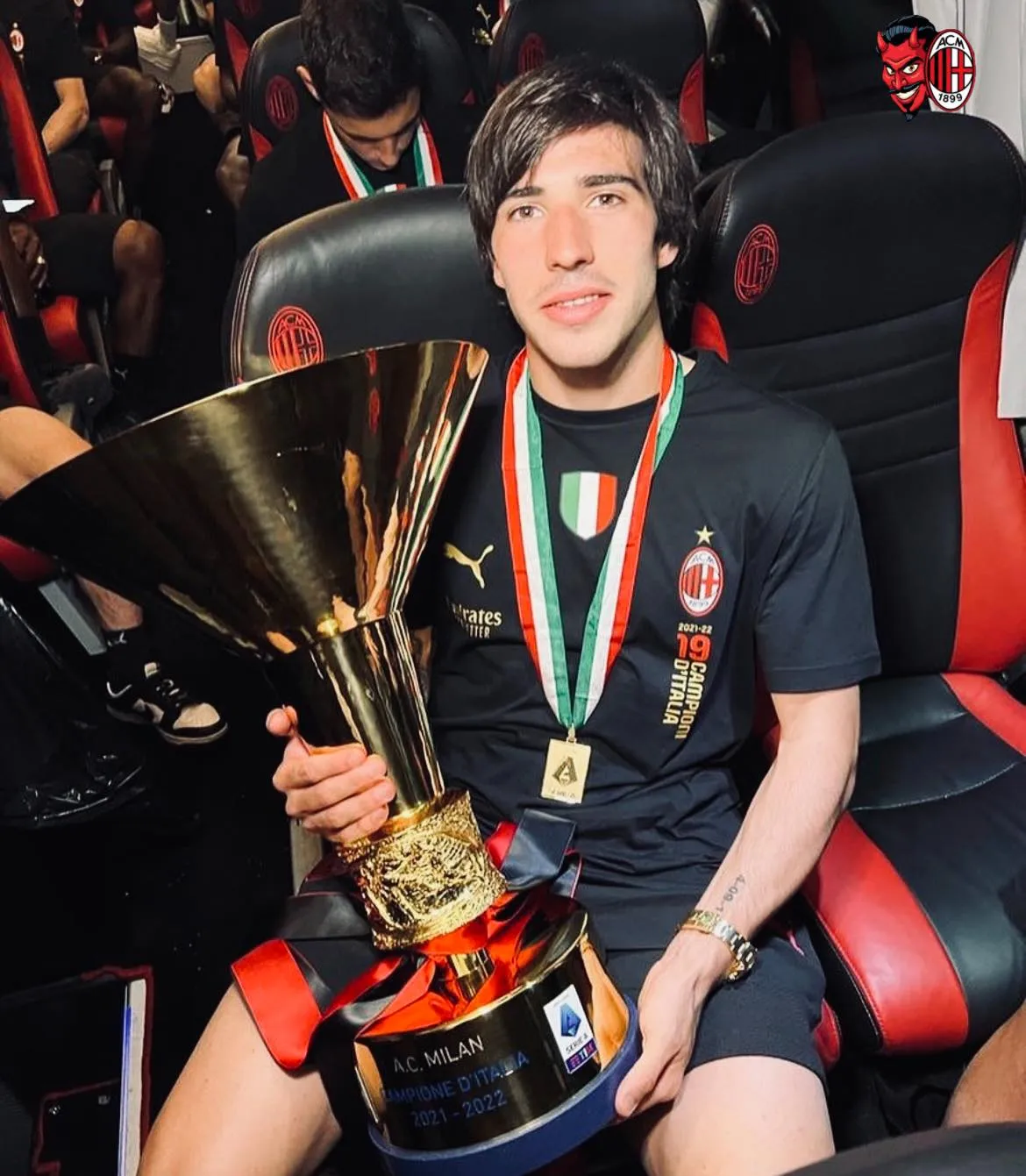 Milan, Tonali giura fedeltà: "Ridurmi l'ingaggio era la cosa giusta da fare. Su Ibra.."