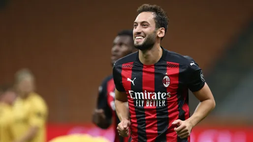 Milan, il ritorno del figliol prodigo: Calhanoglu tratta per rimanere