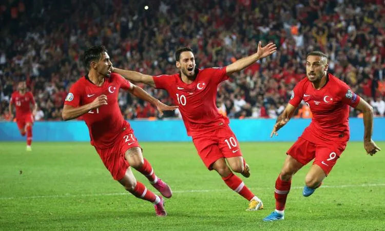 Calhanoglu, "Siamo con la nostra nazione al 100%"