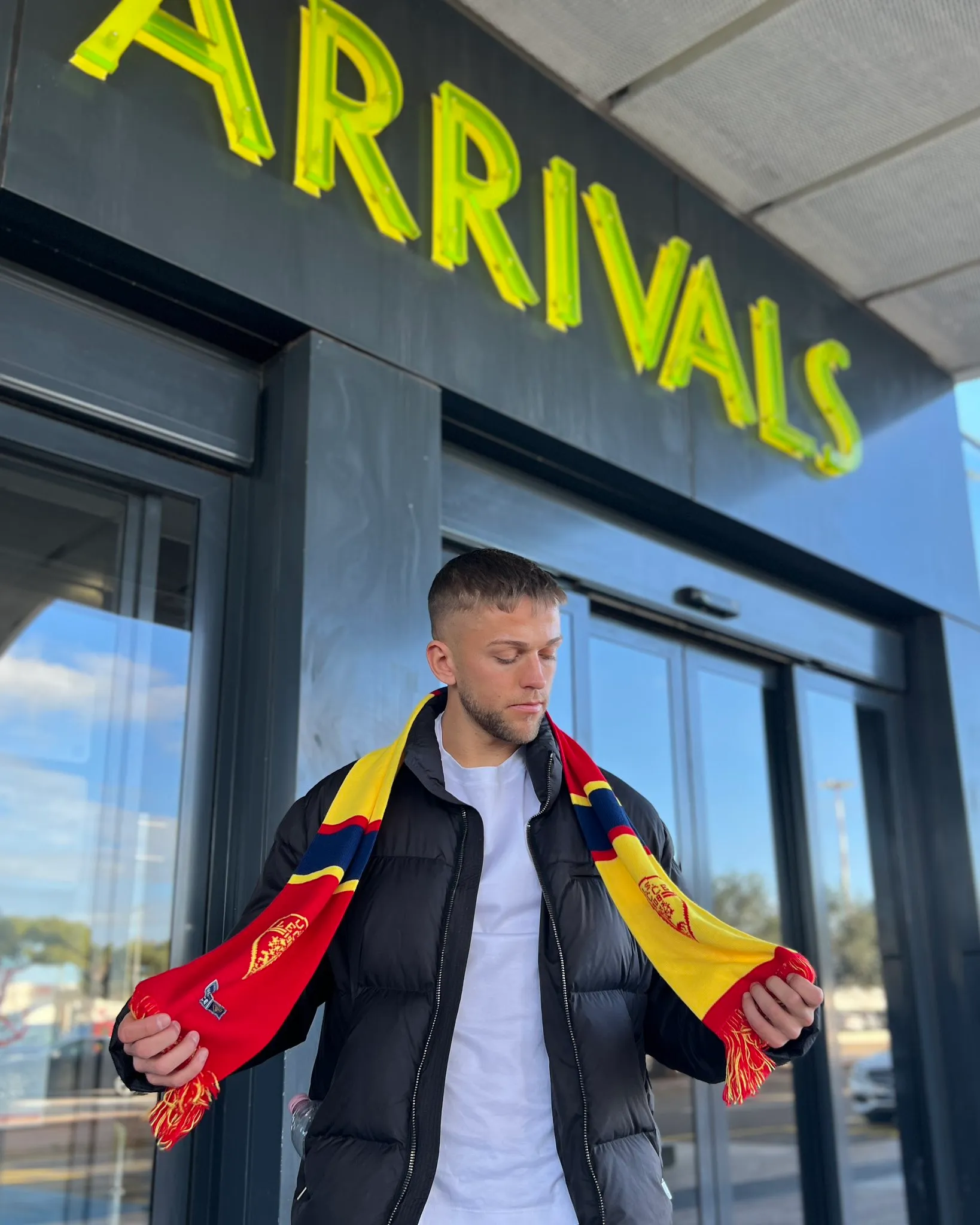 🛬 Il calciatore Jesper Karlsson è appena atterrato all’aeroporto del Salento 🟡🔴