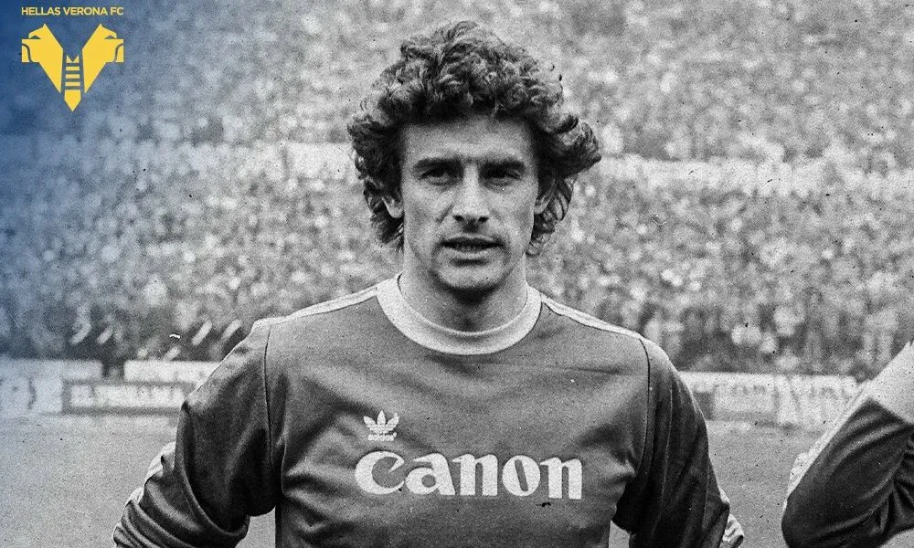 hellas verona, domani saranno 40 anni esatti dallo scudetto del 1985, oggi la squadra in campo con una maglia speciale per celebrare l'evento