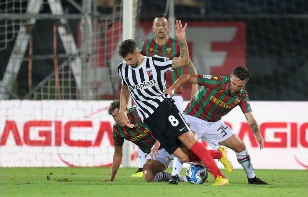 Calciomercato Cosenza, il Sassuolo prova la beffa per Caligara: i dettagli