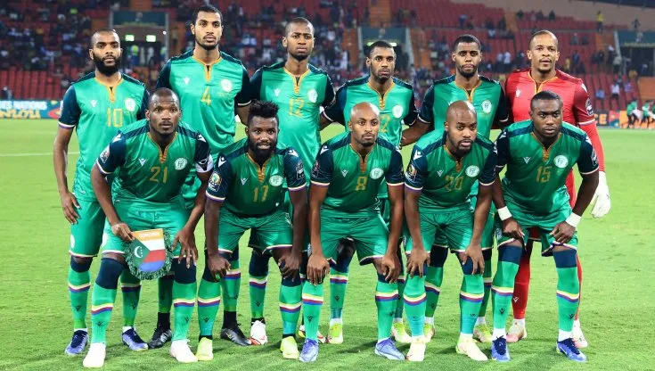 Le Comore sono grandi anche senza portiere, ma il Camerun passa. Barrow faro del Gambia