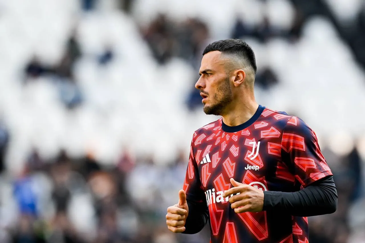 Juventus, anche il Crystal Palace su Kostic: lo vuole il suo ex-allenatore