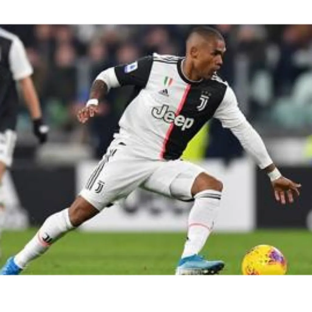 Lite Douglas Costa tifoso: la Juve prenda provvedimenti