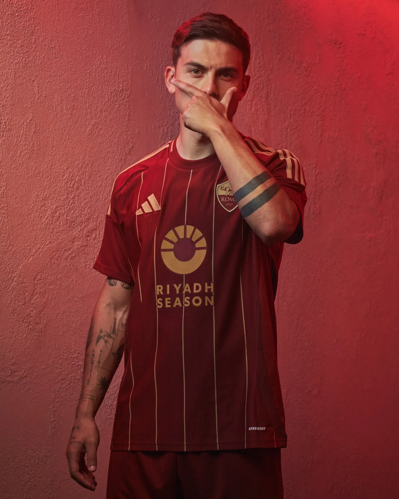 Roma, la nuova maglia dell'Home Kit 2024-'25 indossata da Paulo Dylala