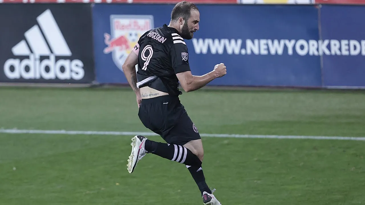 Higuain sul campo dell'Inter Miami