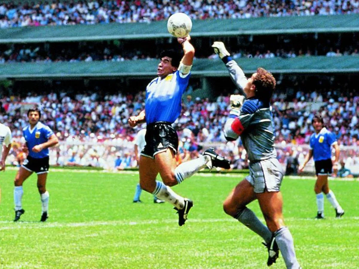 Maradona, venduta all'asta la maglia della Mano de Dios