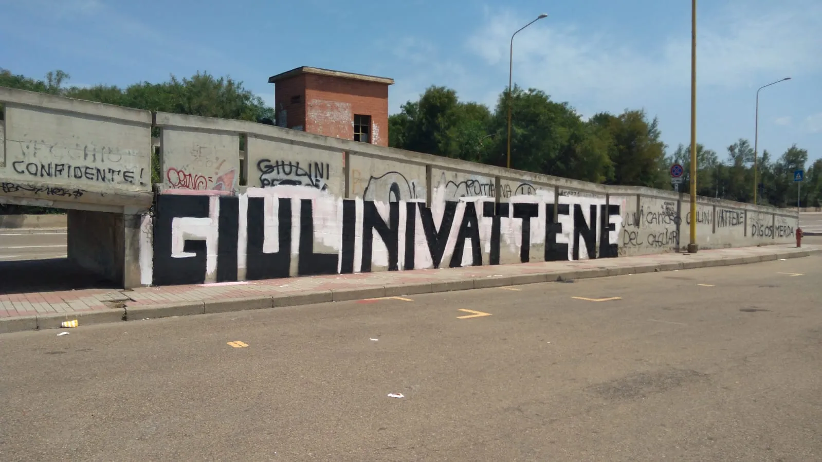 Giulini: pesanti frasi scritte all'esterno dello stadio