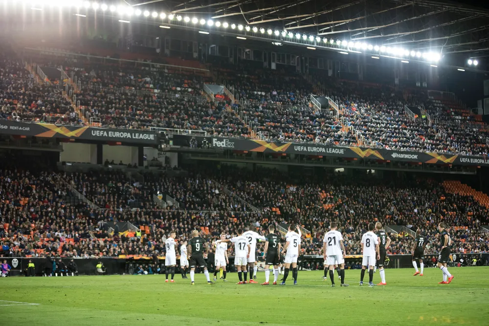 Commozione e lacrime a Valencia: il Mestalla omaggia le vittime della DANA