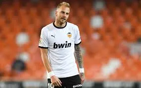 La Fiorentina bussa alla porta del Valencia per un centrocampista