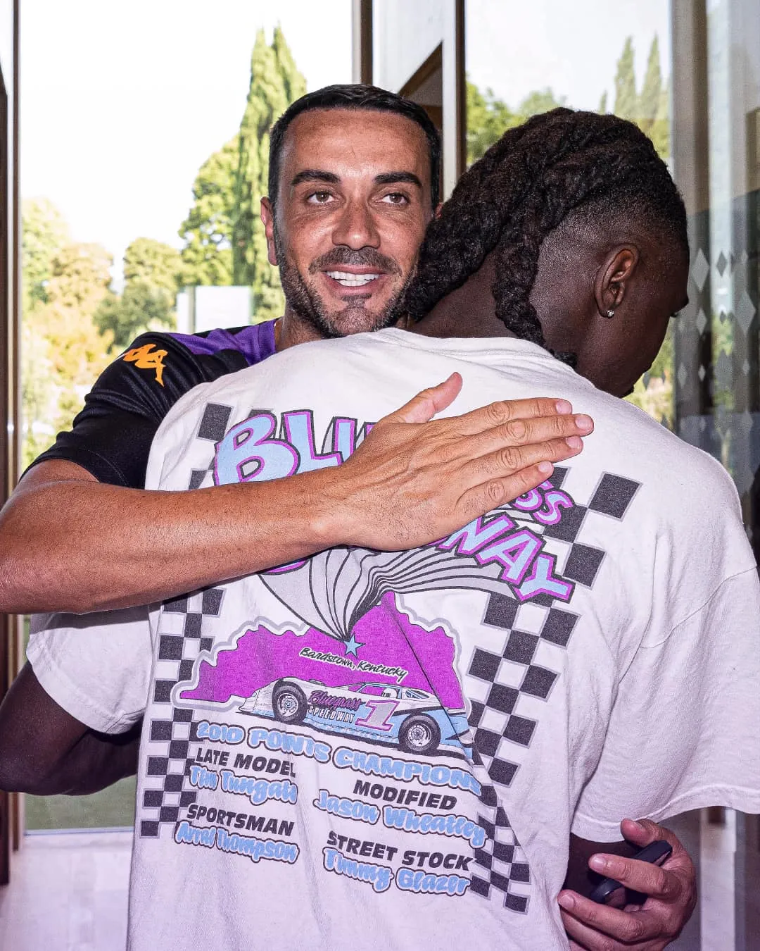 Fiorentina, Moise Kean è arrivato al Viola Park. L'abbraccio con Palladino