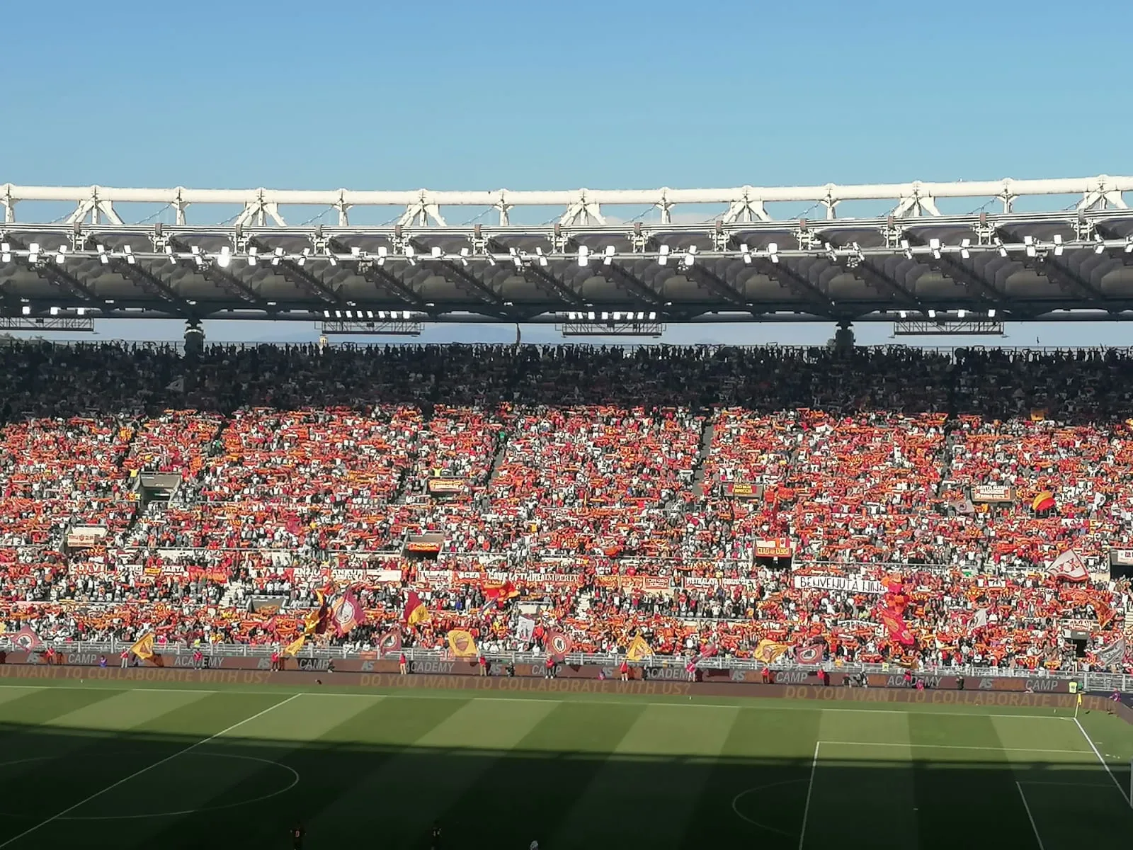 Roma, i tifosi si scatenano per i cambi
