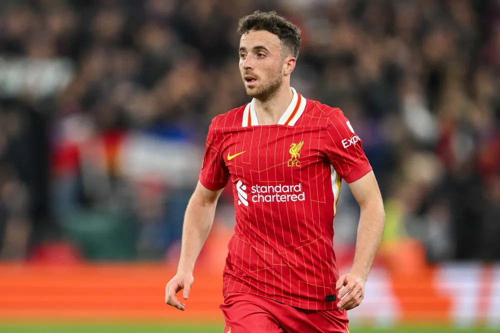 Anfield ricorda Diogo Jota: il calcio si ferma, il ricordo resta [VIDEO]