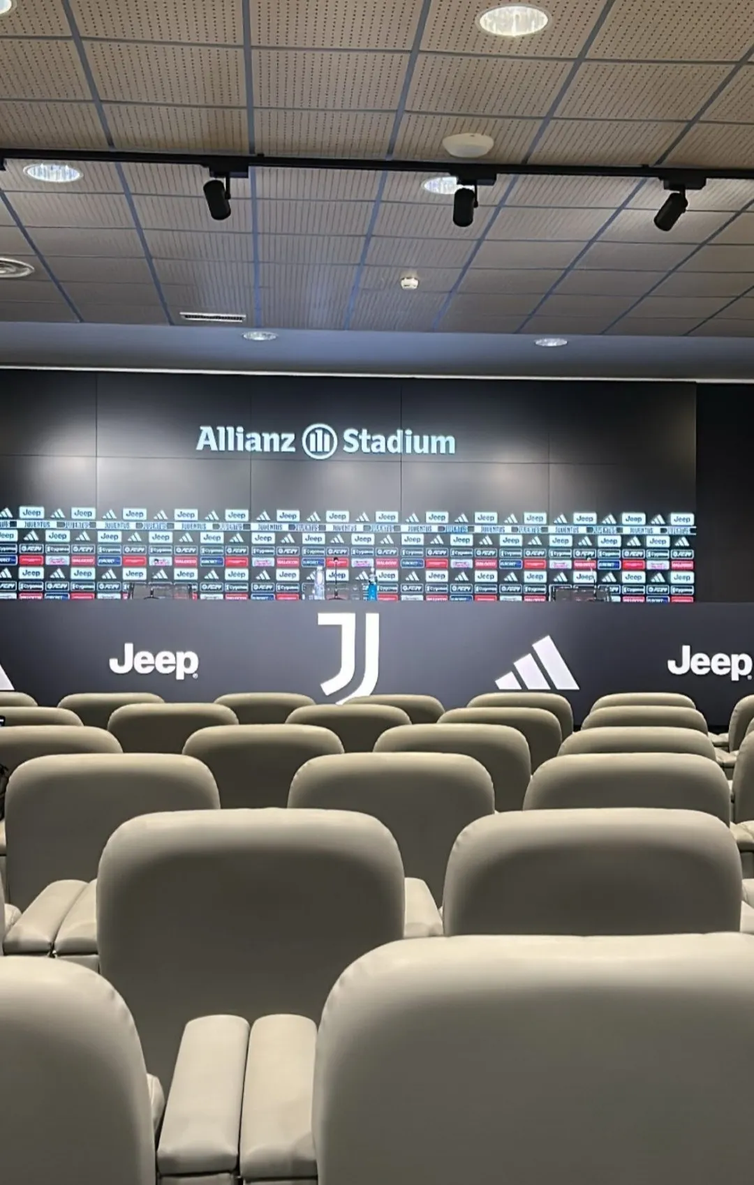 Juventus, Cabal: "Contento di essere qui. La Juve un sogno. Zapata e Cuadrado di ispirazione. E su Thiago Motta..."