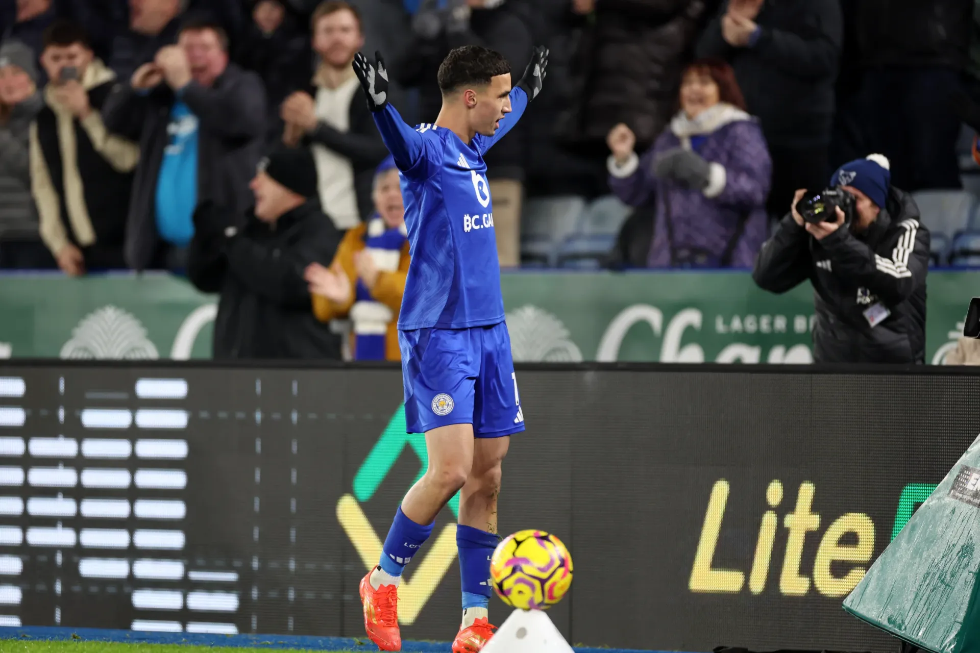 Il Leicester si aggrappa a El Khannous: chi è il "nuovo Maddison" che ha stregato Guardiola