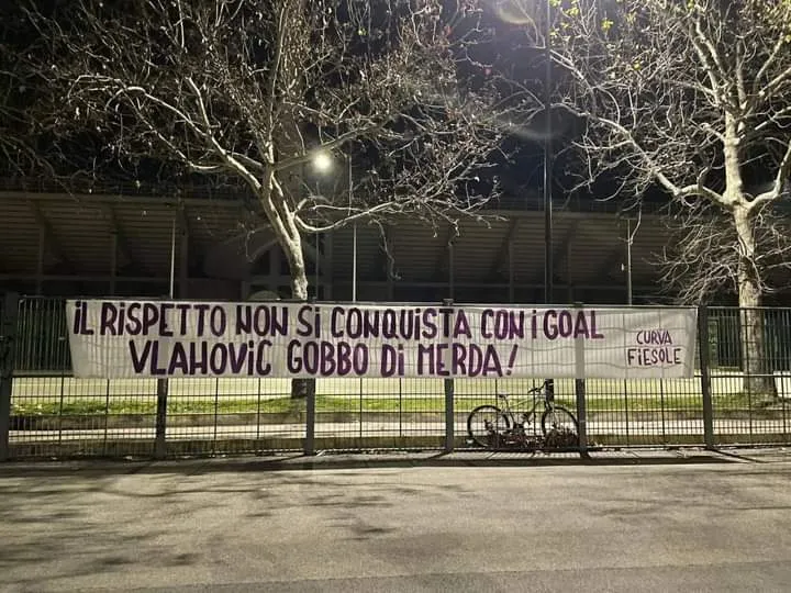 Il tifo viola contro Vlahovic: gli striscioni