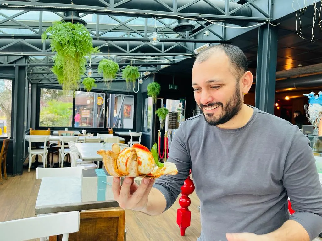 LA "MANO DE DIOS", CIRO PRESENTA LA PIZZA A FORMA DI MANO DEDICATA A MARADONA