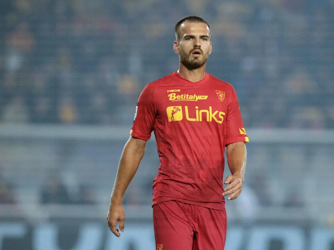 Fiorentina e Bologna si sfidano per un difensore
