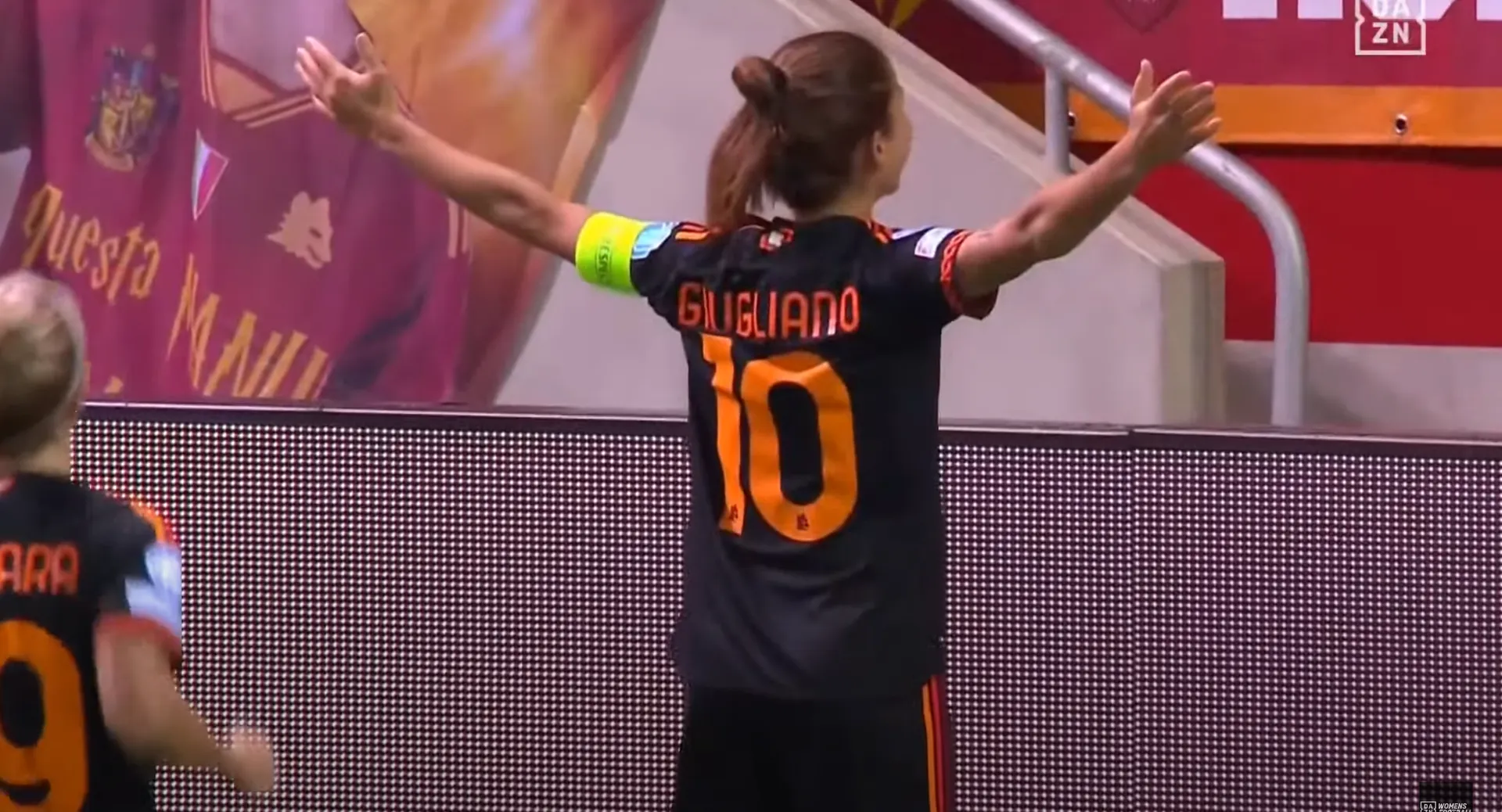 Roma femminile, Giugliano in lizza per il Pallone d'Oro: è la prima italiana!