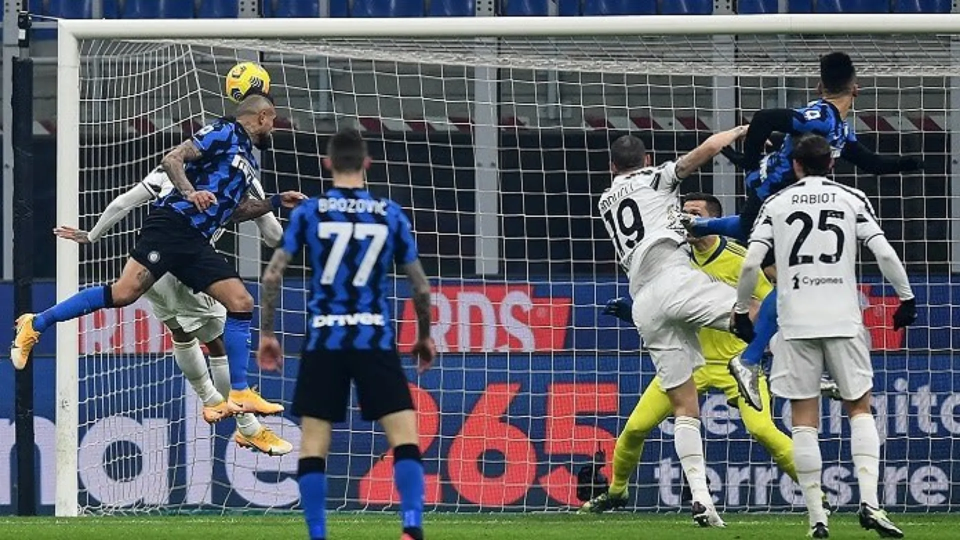 Inter: manifesti di cattivo gusto, la Juve non è gradita a Milano
