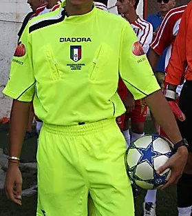 Arbitro ha un grave infortunio durante un derby