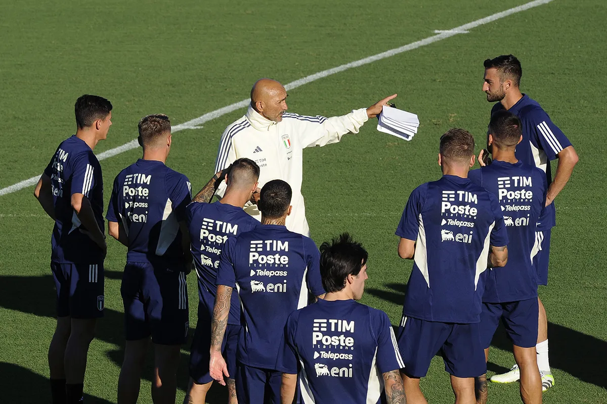 Italia, Comuzzo: "Chiellini un idolo. Ma voglio imparare da Bastoni"