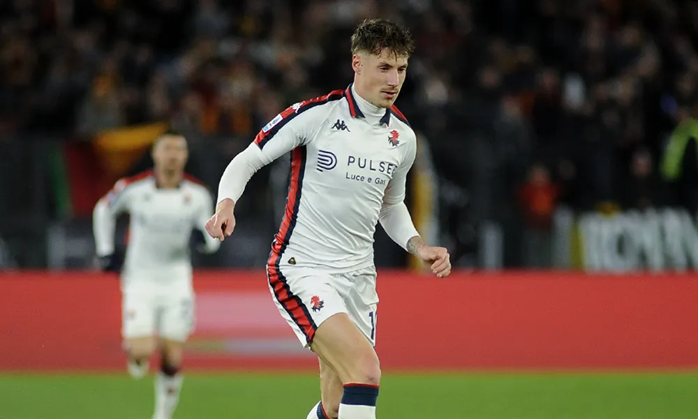 Sassuolo, futuro in bilico per Andrea Pinamonti; l'attaccante del Genoa, messo in luce quest'anno, è in bilico tra il ritorno in Emilia e il rimanere a Genova, ma a quali squadre servirebbe davvero?