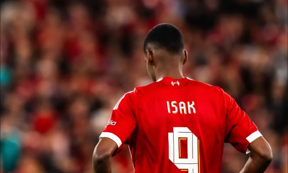 Liverpool, frattura al perone per Isak: il comunicato