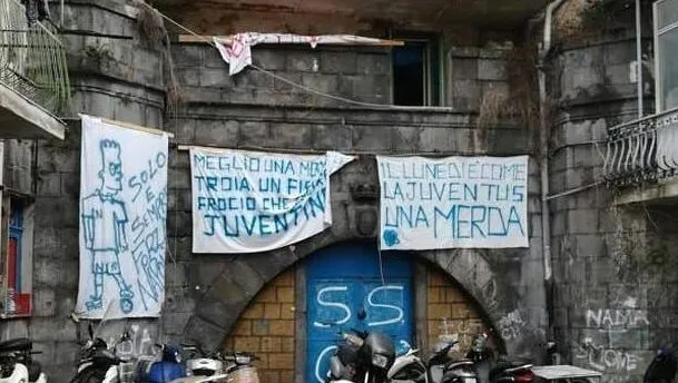 Striscioni e scritte offensive: la Digos indaga a Napoli