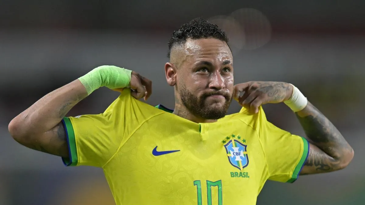 Paura Neymar, esce in barella per infortunio in Uruguay-Brasile