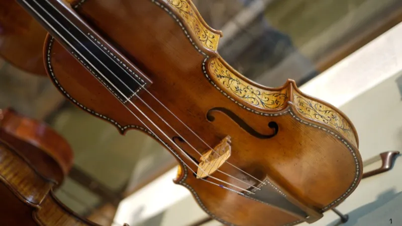 Vialli, due violini Stradivari in concerto per lui